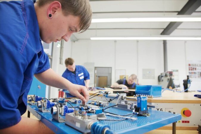 Ein Auszubildender der Elektrotechnik baut während seiner überbetriebliche Ausbildung in der ZAW Leipzig einen Schaltkreis mit pneumatischen Elementen